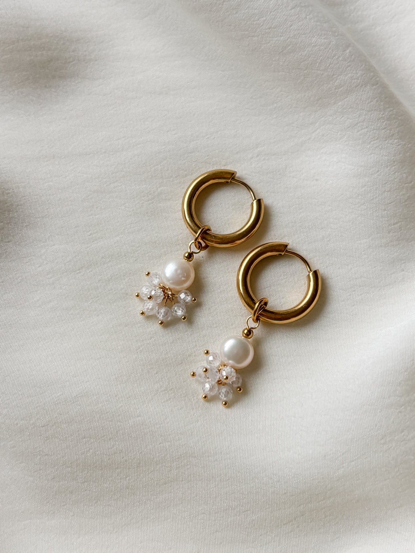 Korvakorut makean veden helmillä