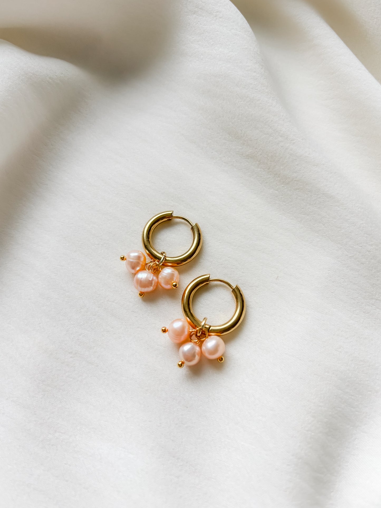 Korvakorut makean veden helmillä, beige