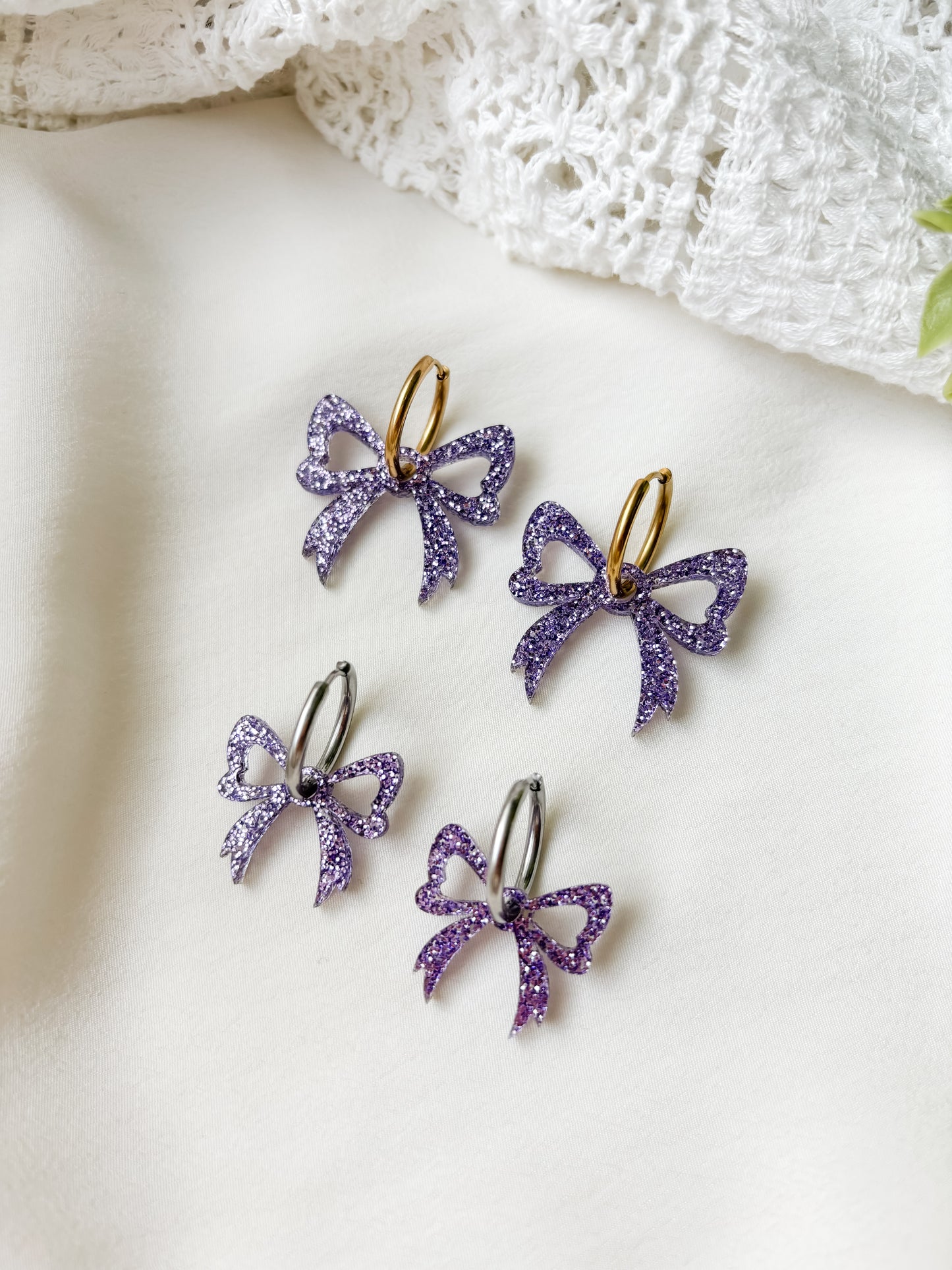 Rusetti korvakorut, violetti glitter