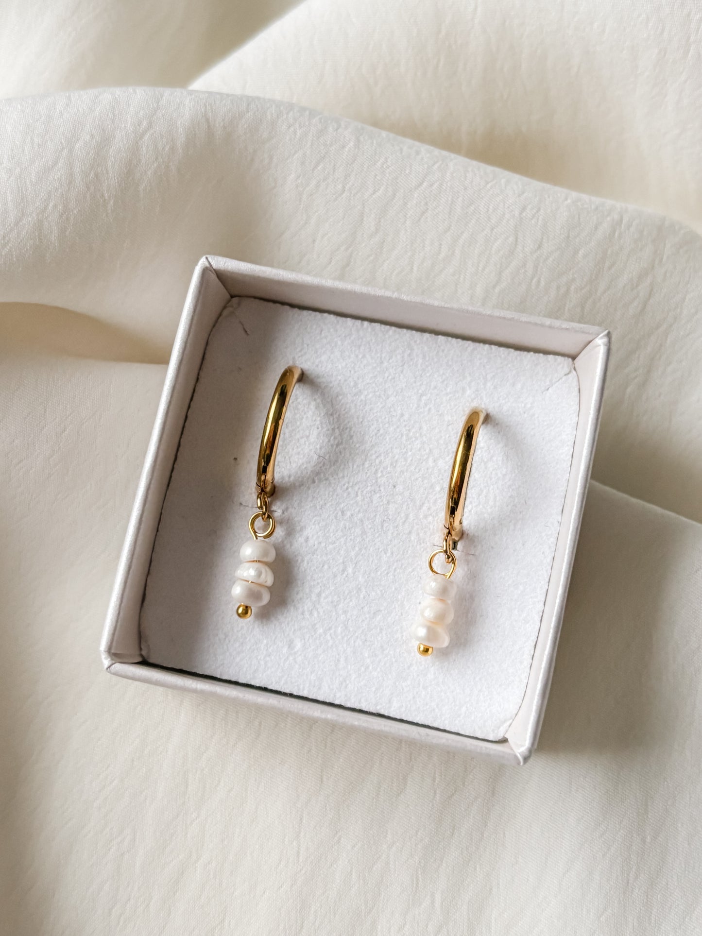 Korvakorut makean veden helmillä