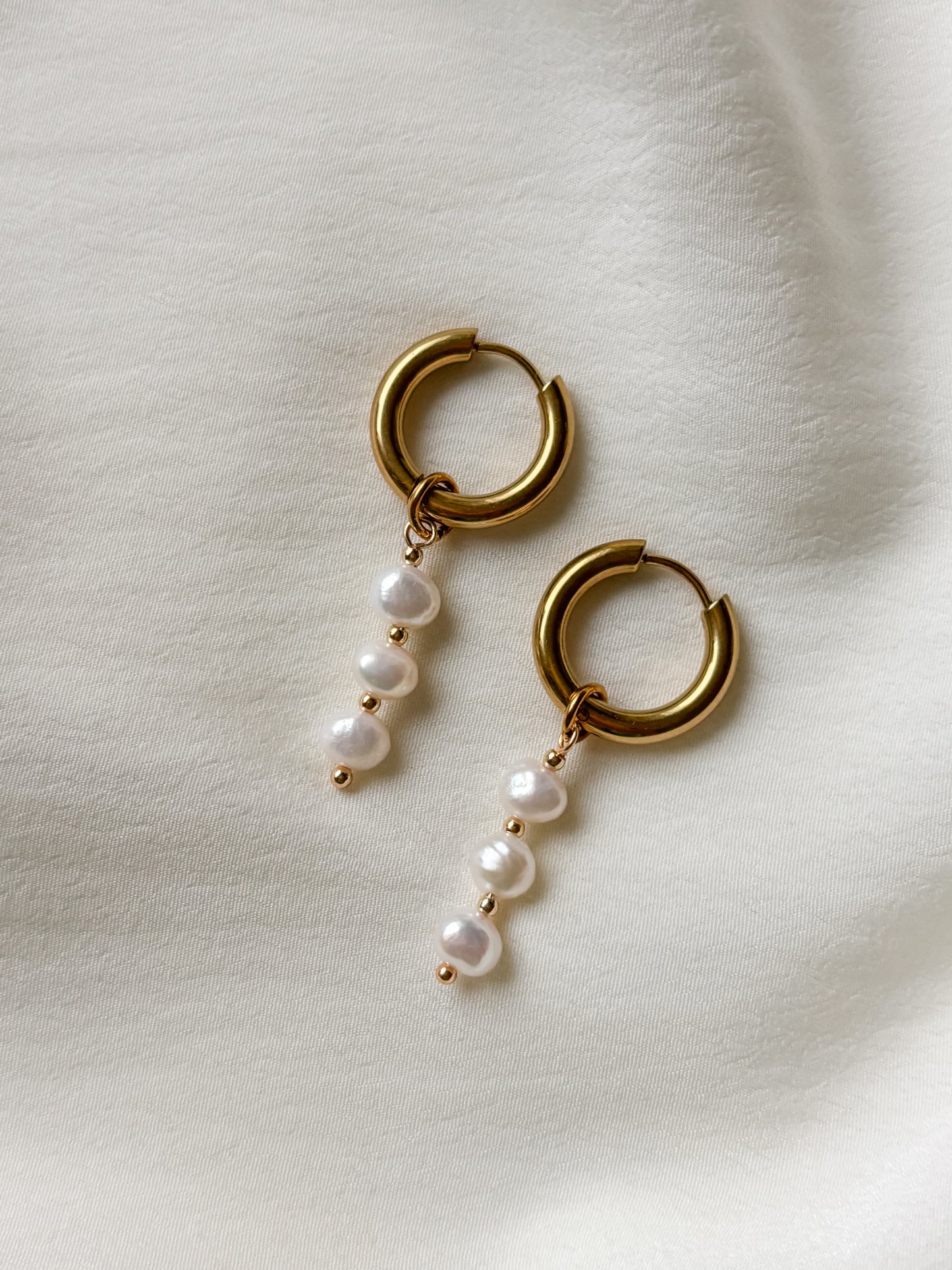 Korvakorut makean veden helmillä