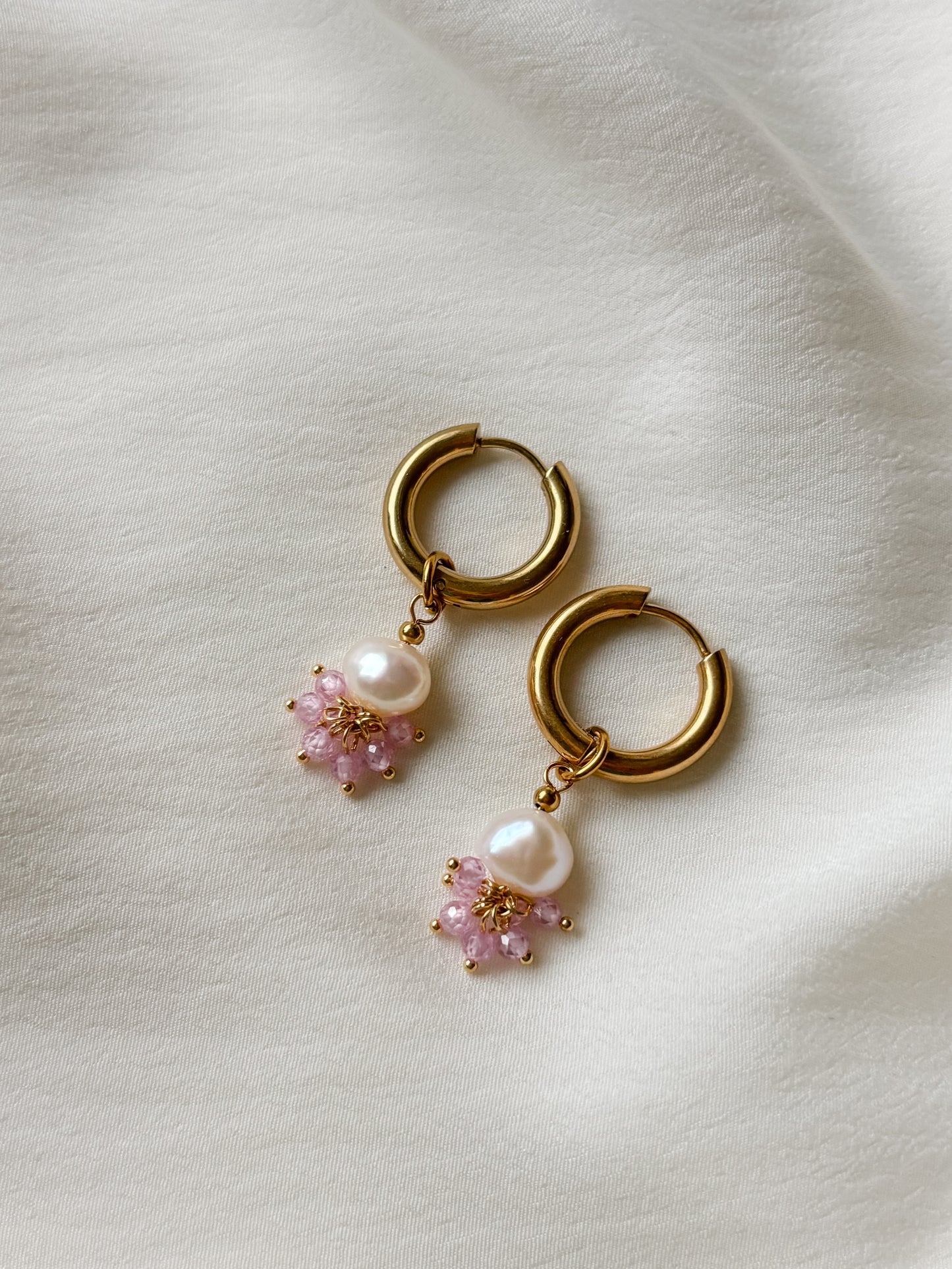 Korvakorut makean veden helmillä