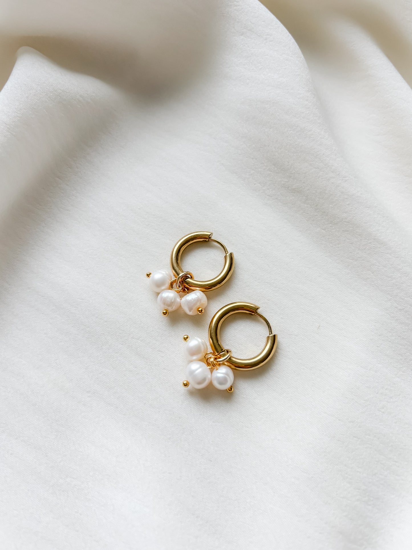 Korvakorut makean veden helmillä