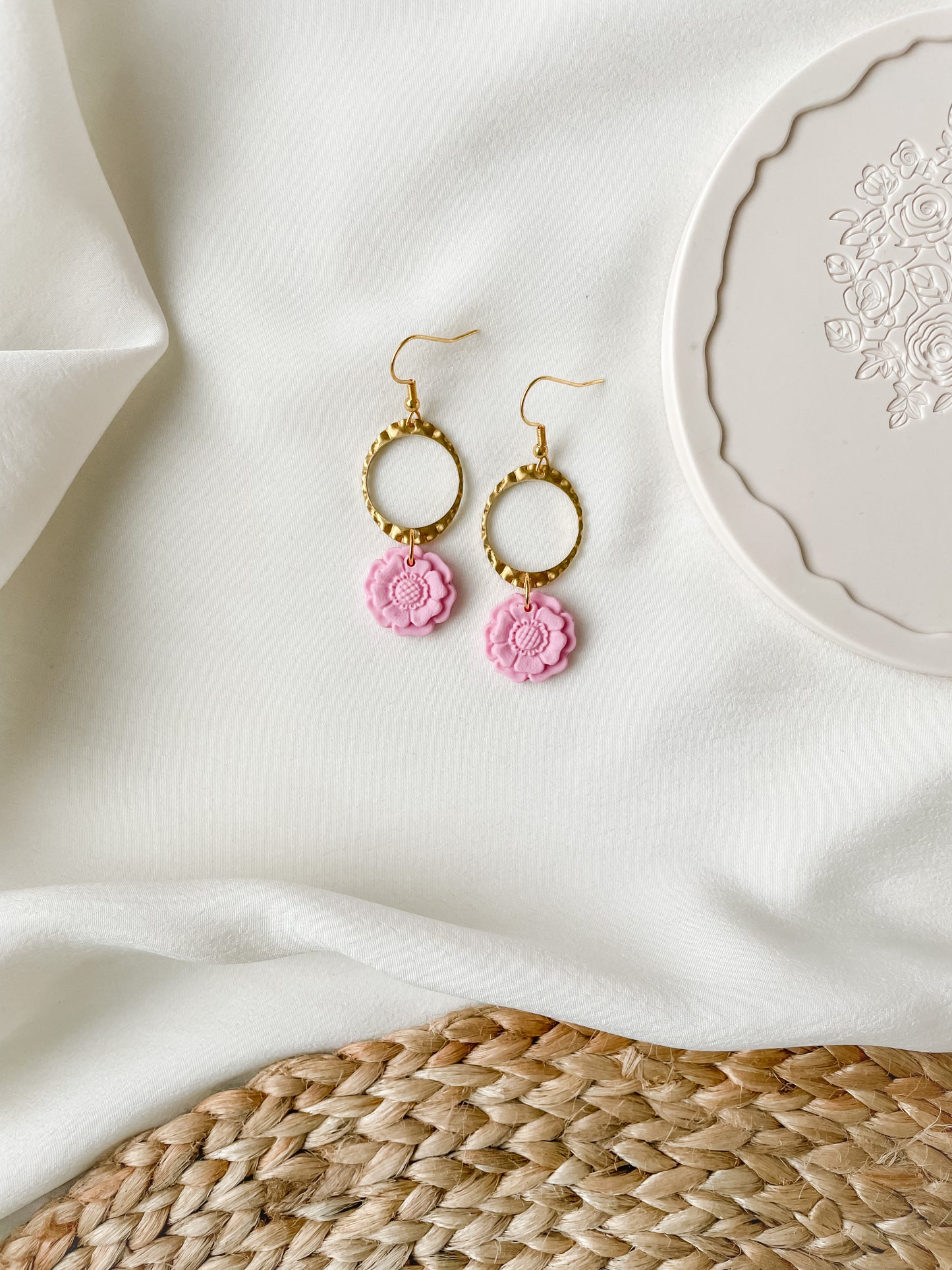 Korvakorut, pinkki kukka