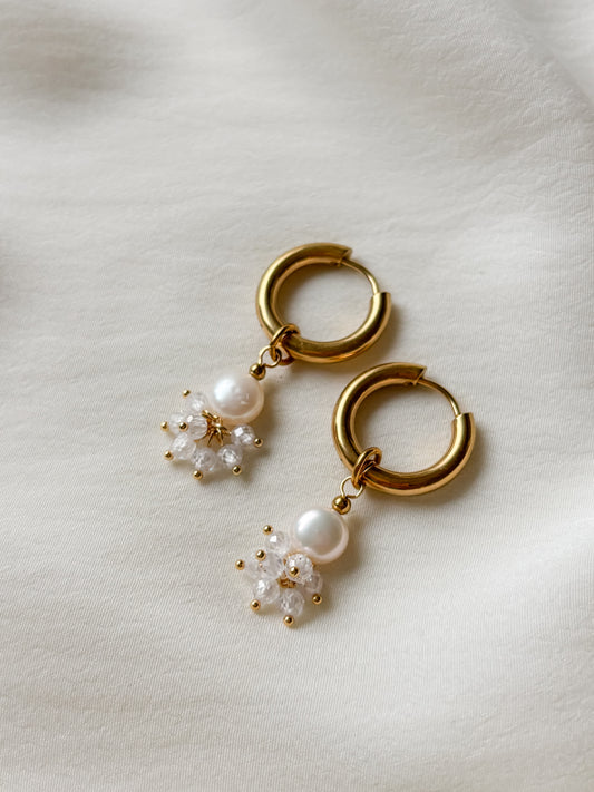 Korvakorut makean veden helmillä