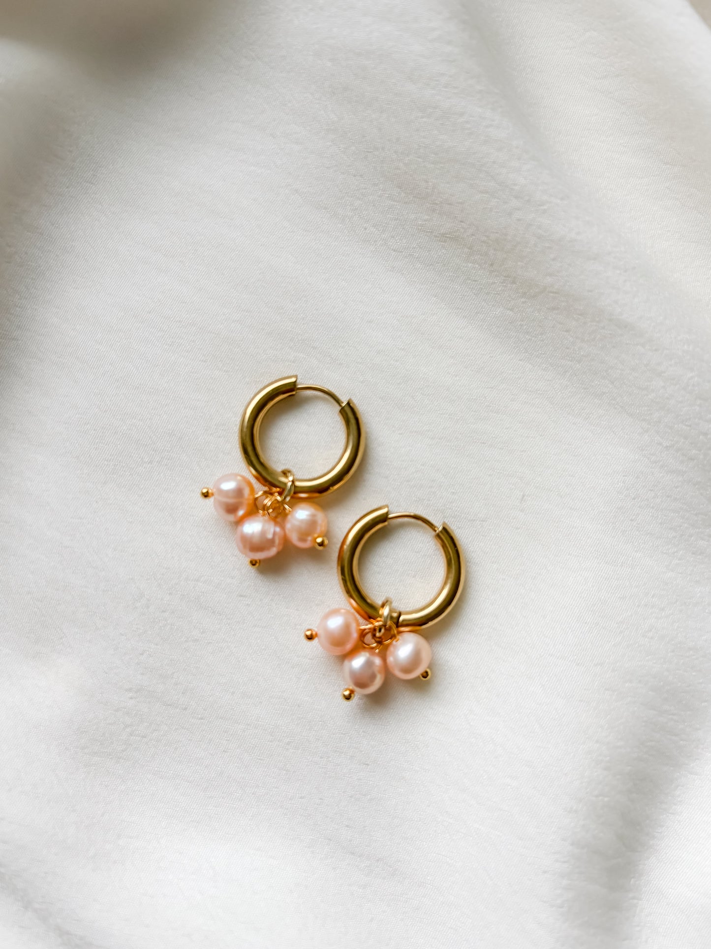 Korvakorut makean veden helmillä, beige