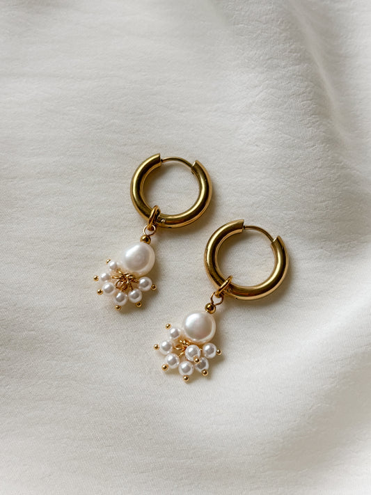 Korvakorut makean veden helmillä