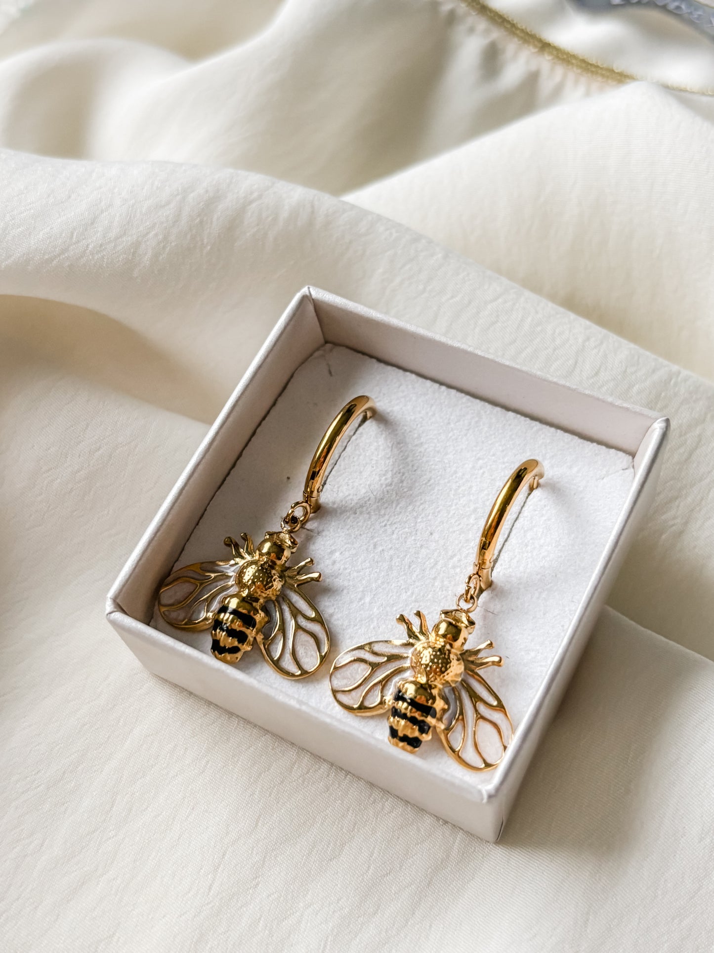 Korvakorut mehiläinen