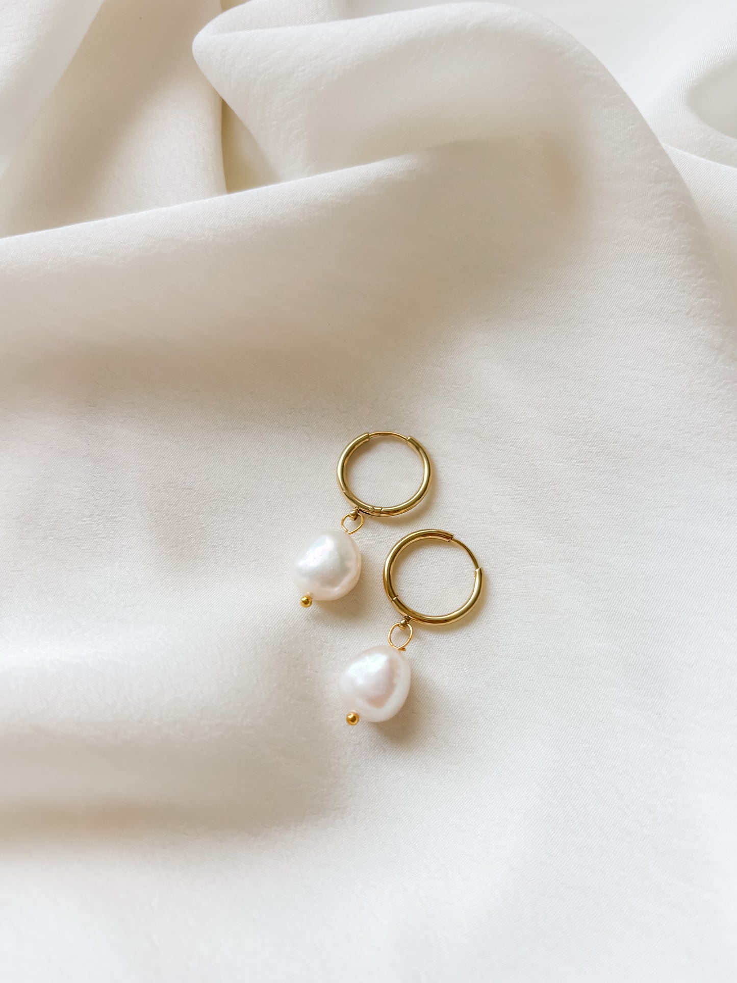 Korvakorut makean veden helmillä