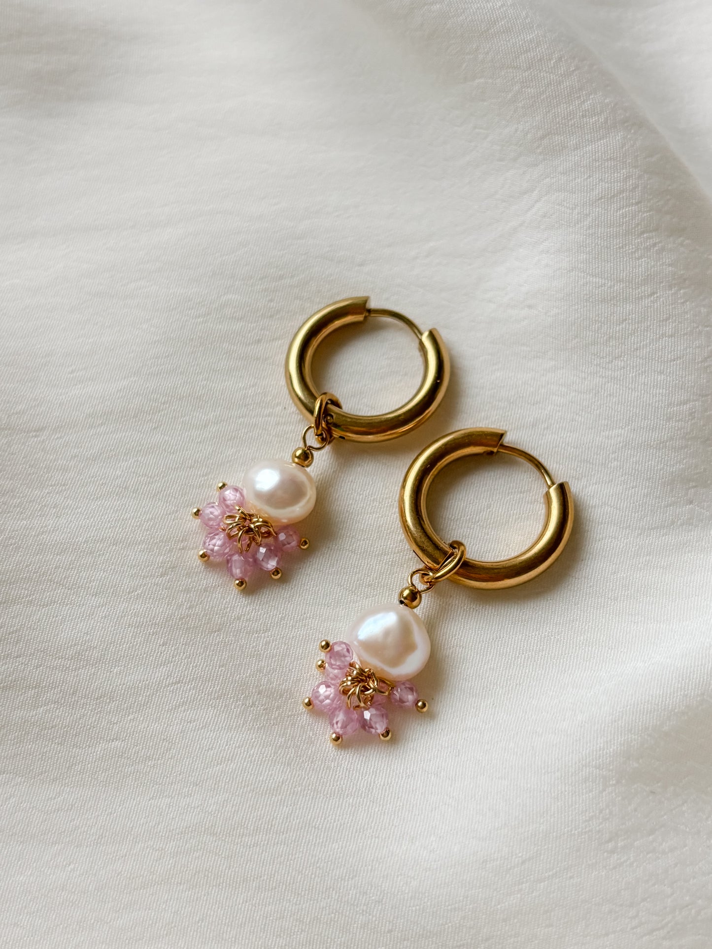 Korvakorut makean veden helmillä