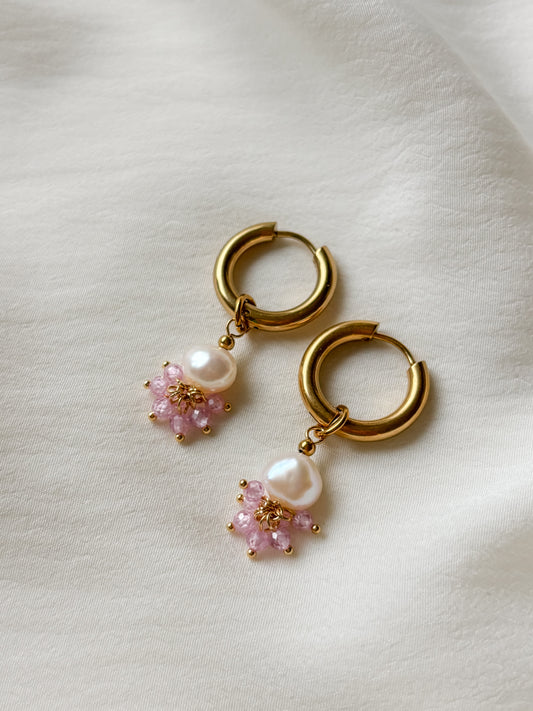 Korvakorut makean veden helmillä