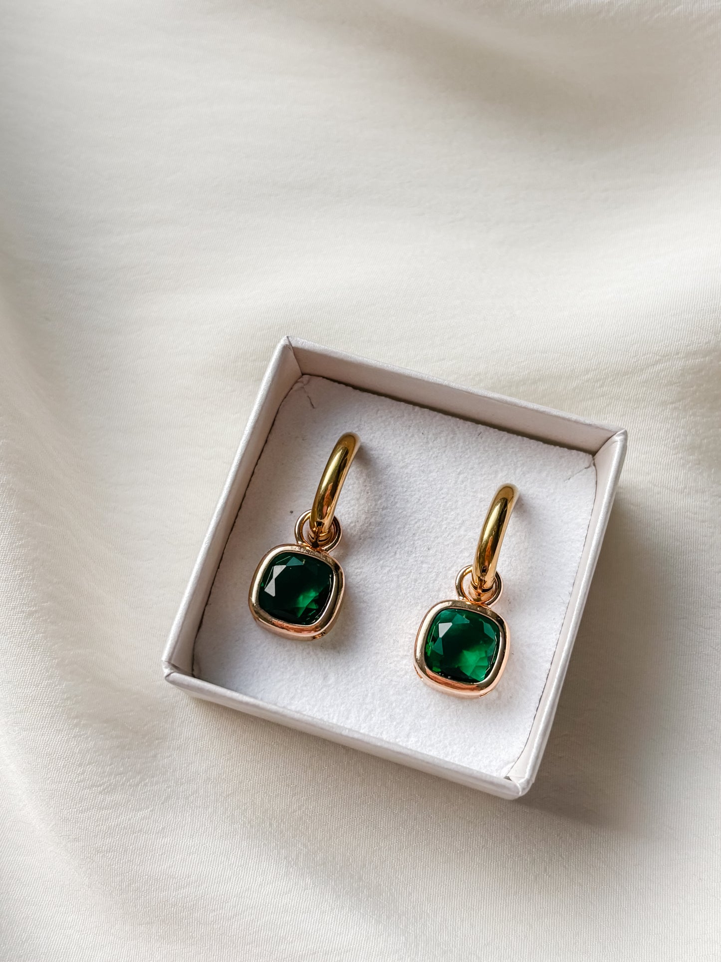 Korvakorut, vihreä kristalli