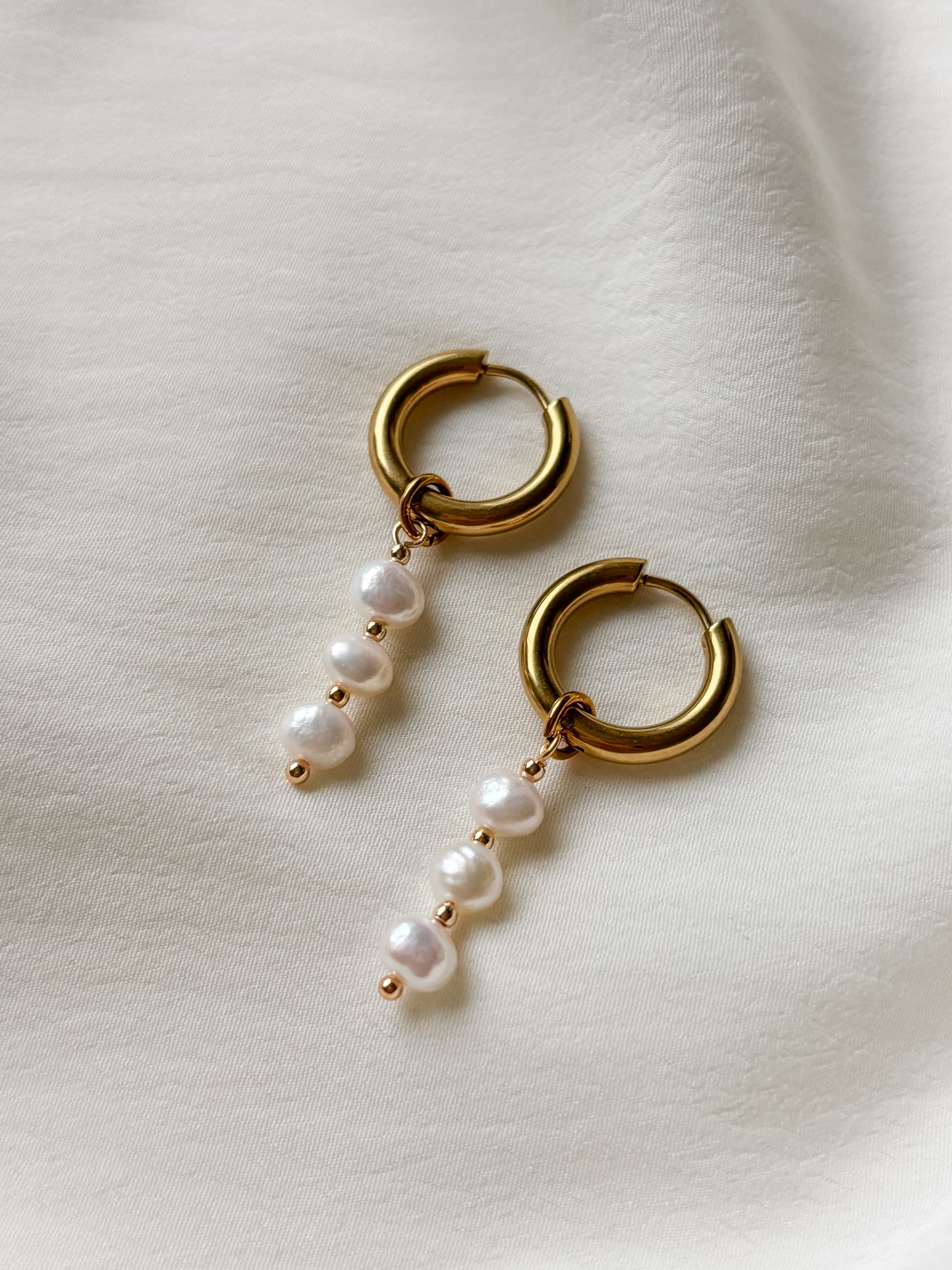 Korvakorut makean veden helmillä