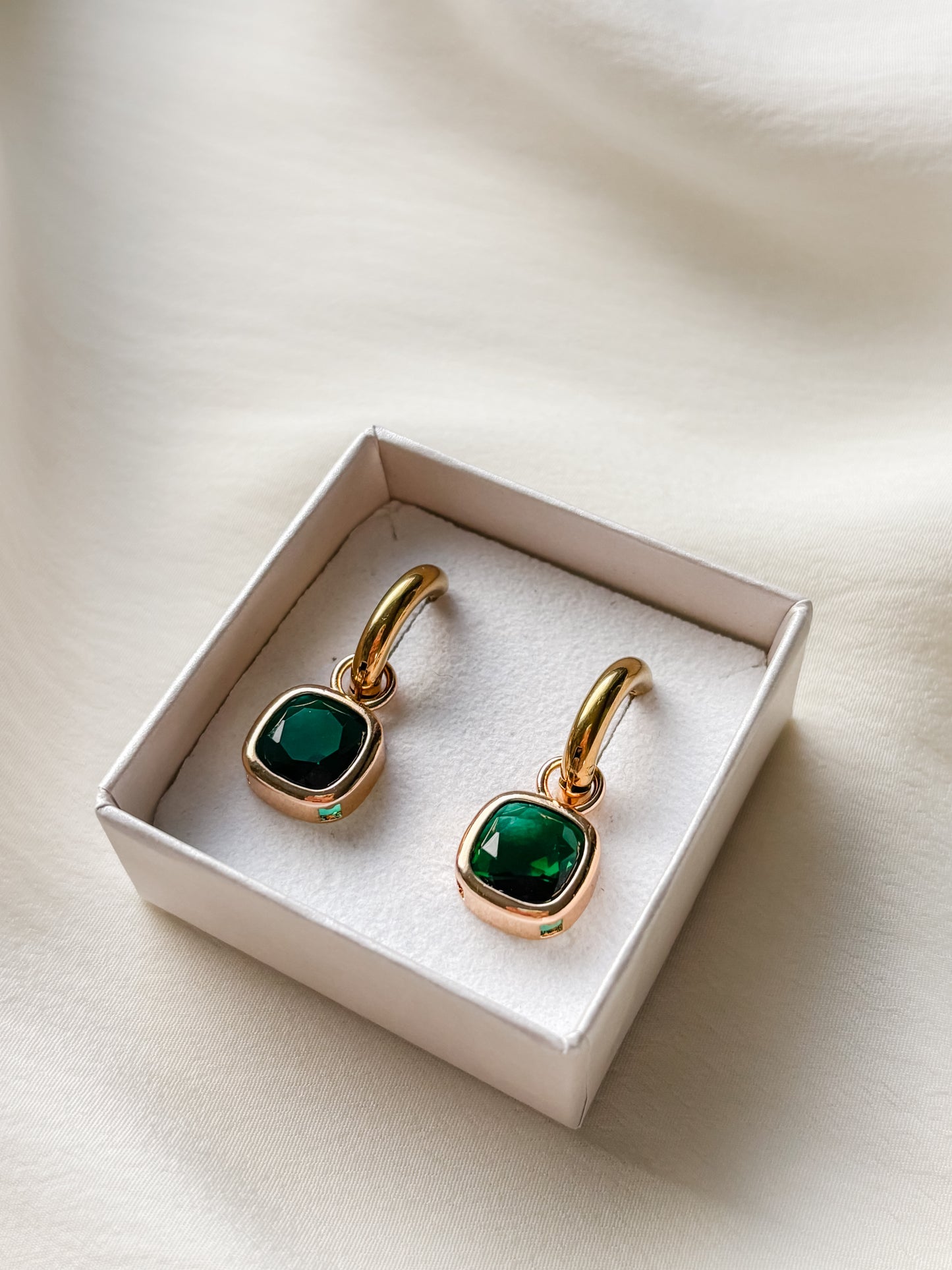 Korvakorut, vihreä kristalli