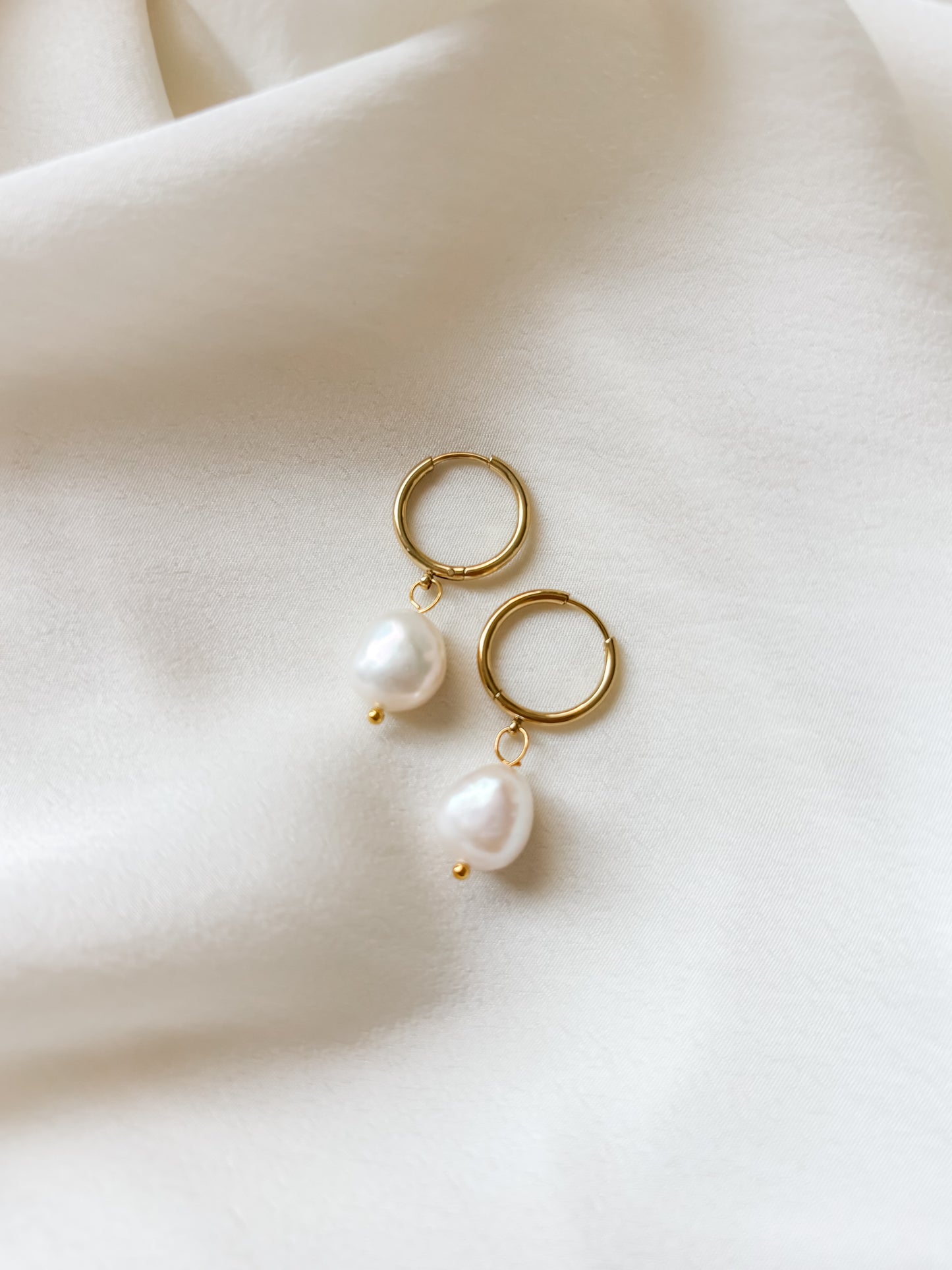 Korvakorut makean veden helmillä