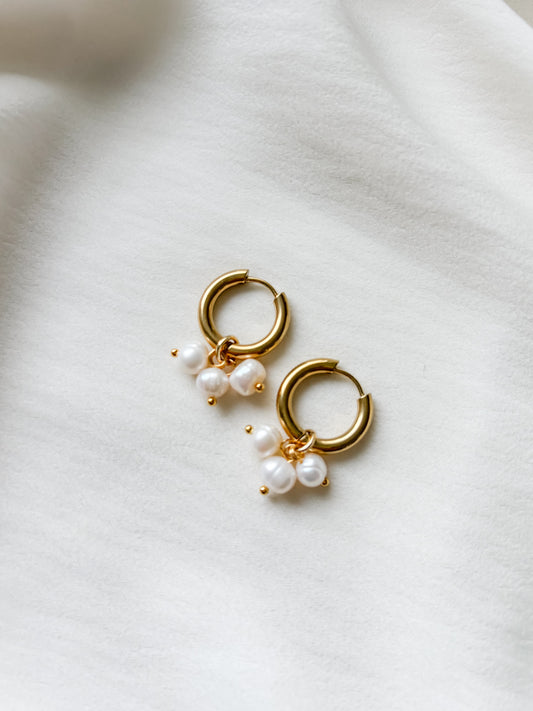 Korvakorut makean veden helmillä